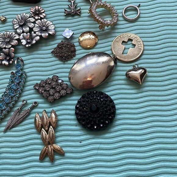 Lot of random pendants, keychains & other jewelry pieces for jewelry making - Picture 4 of 4
